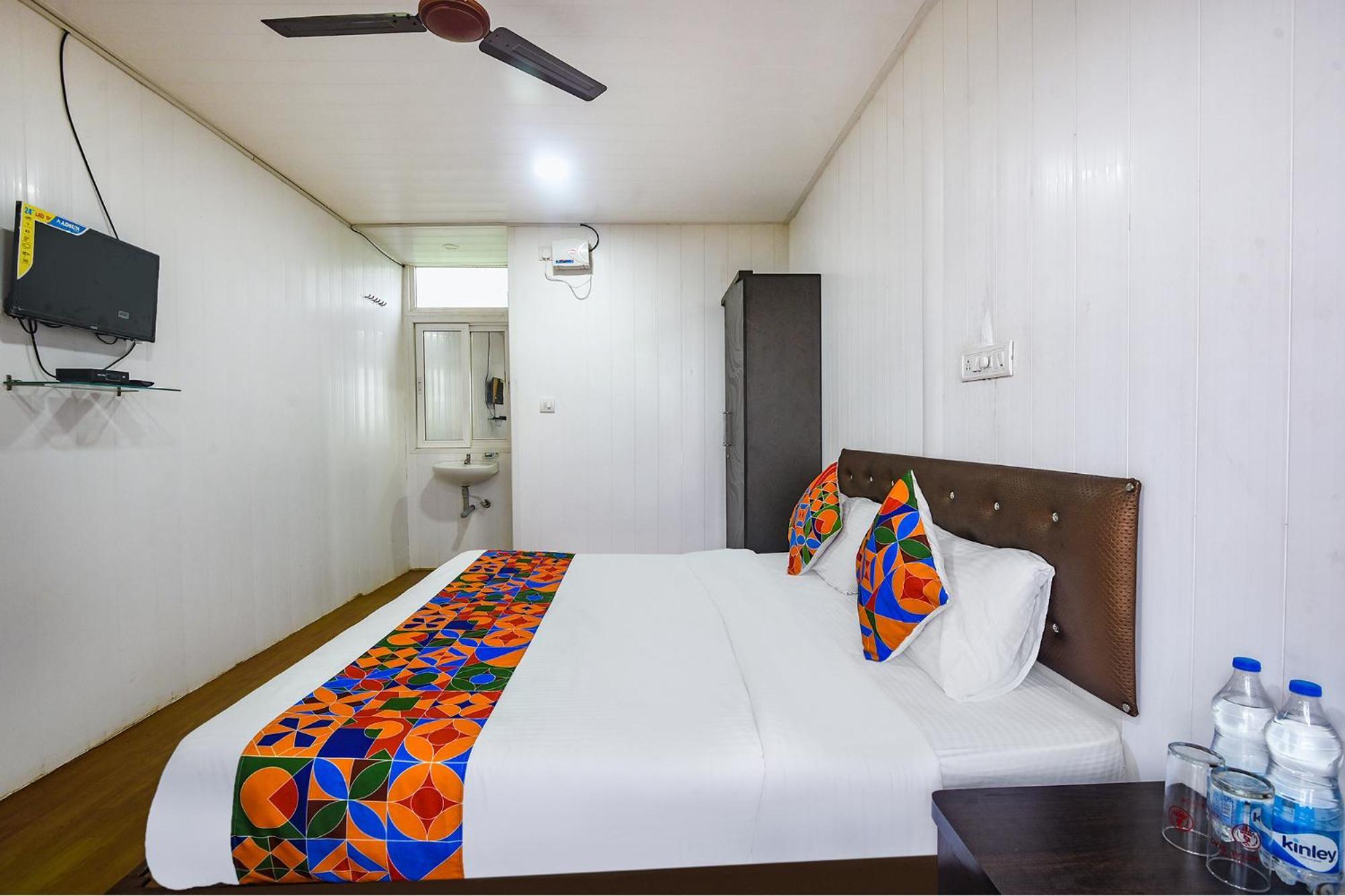 Hotel Fabexpress Vincy Palace, Beach Mandrem